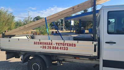 Érd – Tetőépítéshez szállított faanyag az ács vállalkozás teherautóján, oldalnézetből.