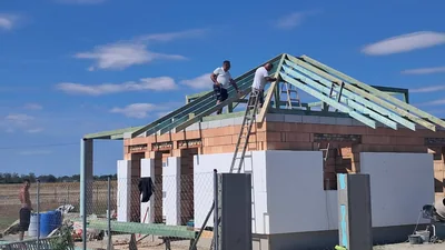 Érd – Ácsok a családi ház új tetőszerkezetén, a szarufák szerelése közben.
