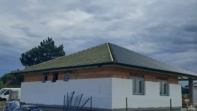 Érd – A kontyolt tető egyik oldala cseréppel fedve, a másikon még látszik a lécezés.