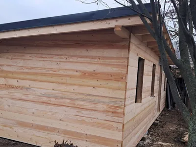 Ráckeresztúr – A faépület deszkázott külső sarka, ablaknyílásokkal és sötét tetőszegéllyel.