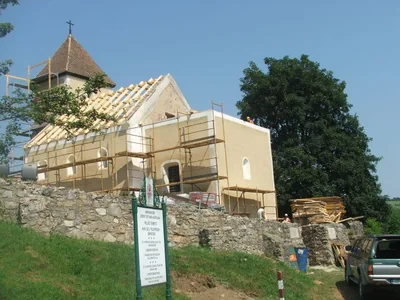 Budaörs – Állványozott kápolna részben kibontott tetővel és új fa tetőszerkezettel.