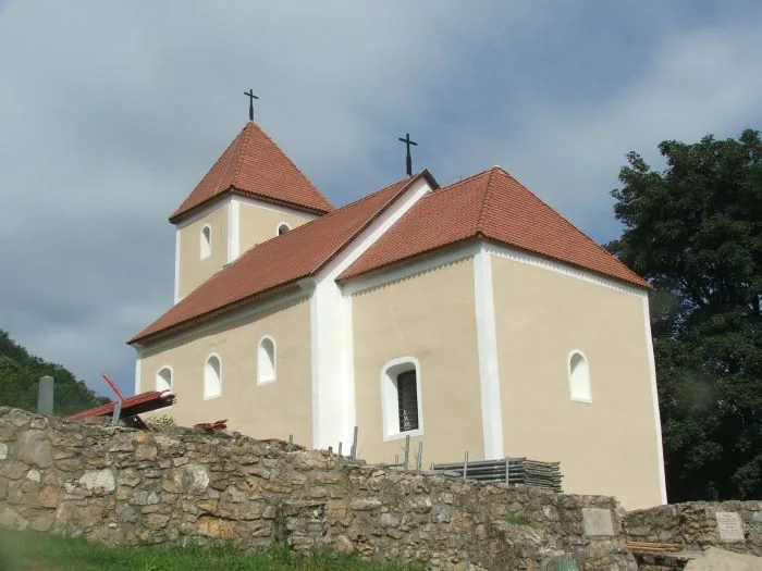 Budaörs – A kápolna új vörös tetőfedése és felújított toronyteteje a munka után.