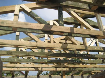 Biatorbágy – Fa tetőszerkezet gerendákkal, támaszokkal és csavarozott kapcsolatokkal.