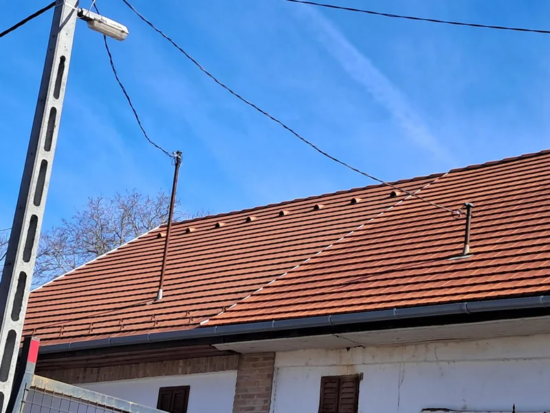 Budapest XXII. kerület – Vörös cseréppel fedett tetősík, alatta fém ereszcsatorna.