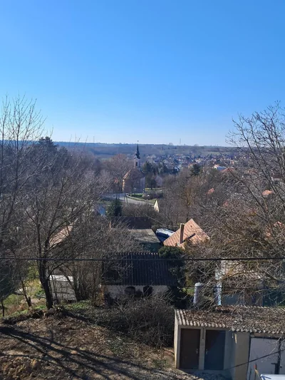 Budapest XXII. kerület – Kilátás a település házaira és templomára a munkaterület közeléből.