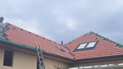 Százhalombatta – Részben fedett vörös cseréptető tetőablakokkal, még nyitott gerincekkel.