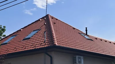 Százhalombatta – A felújított vörös cseréptető több tetőablakkal, lezárt élekkel és ereszcsatornával.
